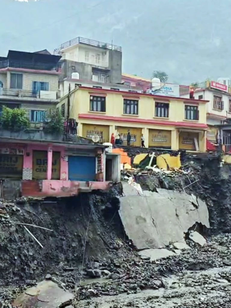 जम्मू-कश्मीर के रामबान में बादल फटने से मची तबाही, देखें तस्वीरें