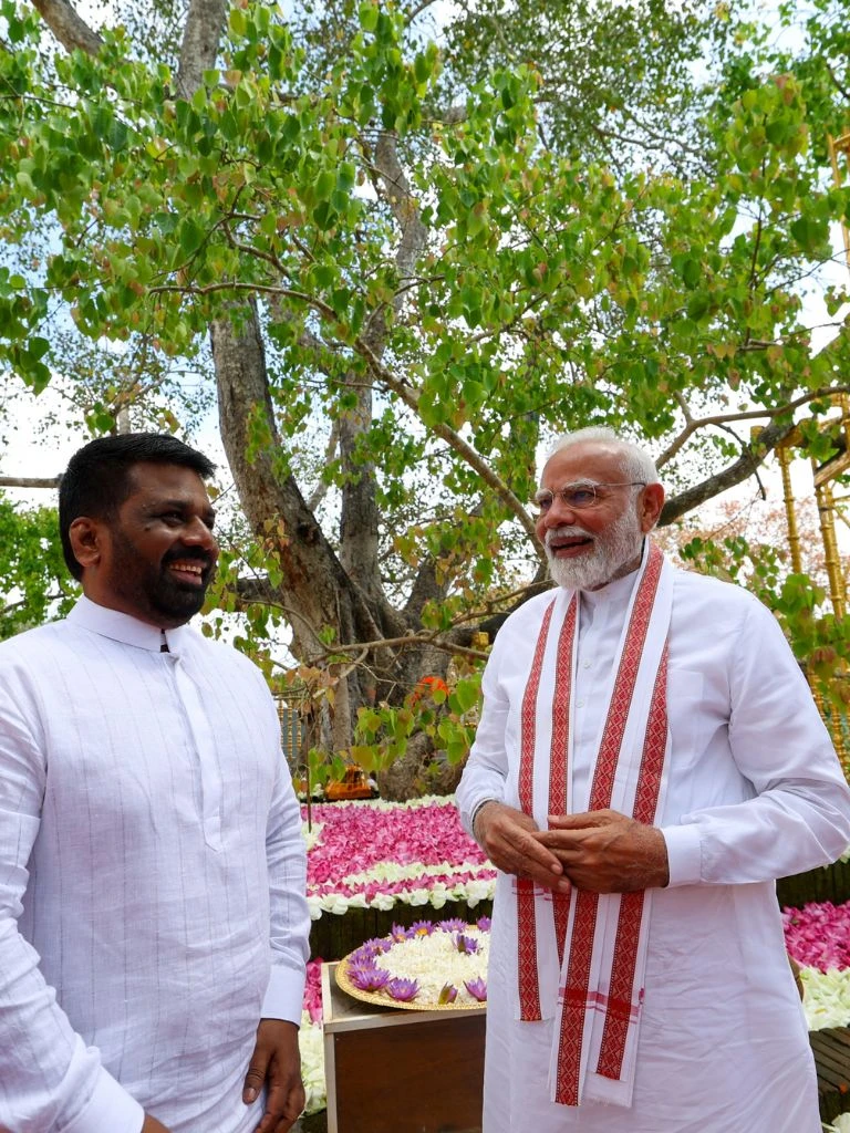 महा बोधि मंदिर गए, ट्रेन को दिखाई हरी झंडी... श्रीलंका के अनुराधापुर में पीएम मोदी के दौरे की तस्वीरें