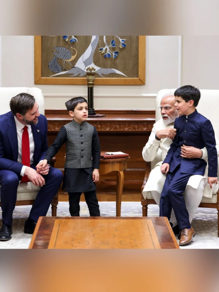 पीएम मोदी की गोद में खूब खेले जेडी वेंस के बच्चे, सोफे पर कूदे, प्रधानमंत्री ने मोर का पंख दिया... देखिए फोटोज
