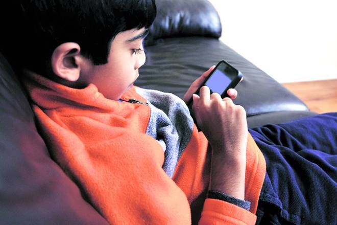 अपने बच्‍चों को गैजेट्स की लत से इस तरह दिलाएं छुटकारा