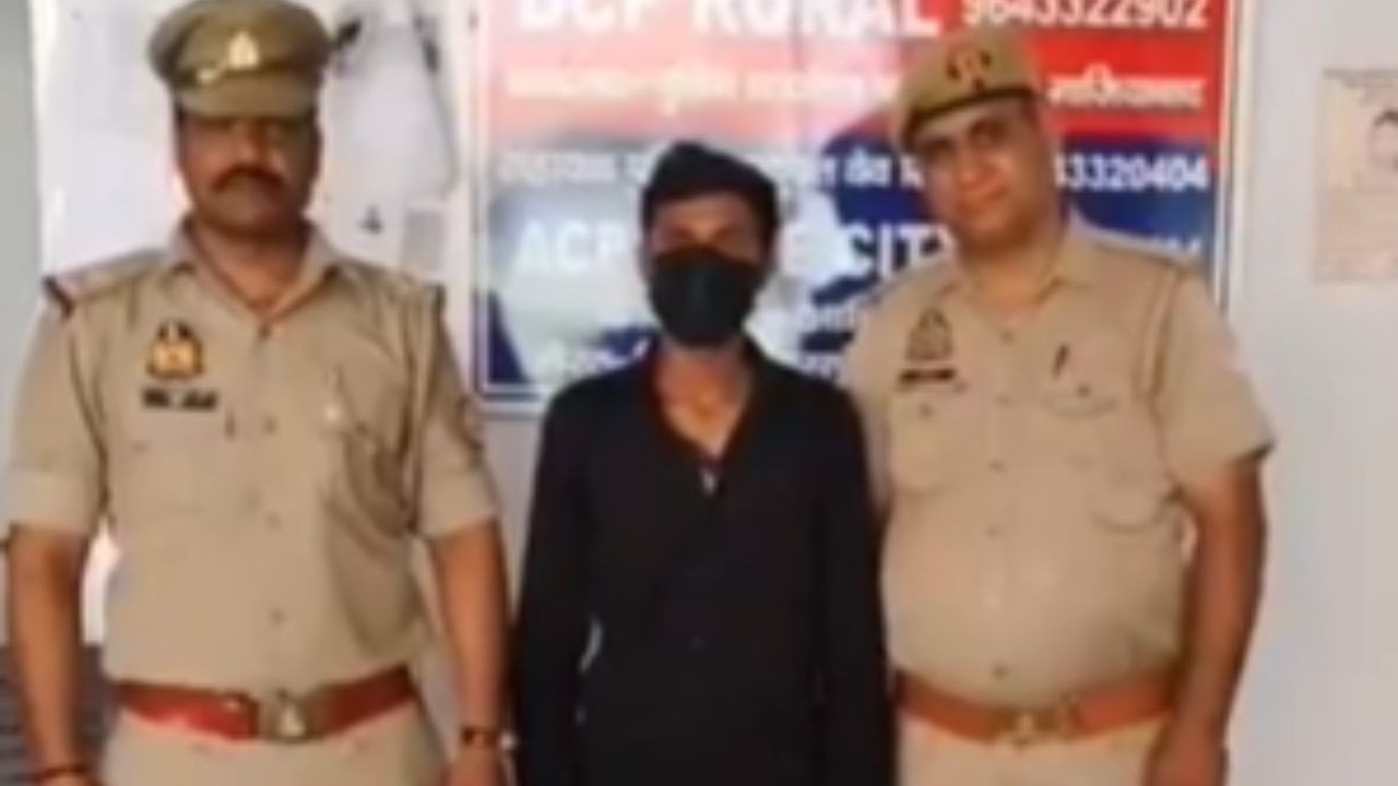 सैलून में थूक लगाकर लोगों की करता था फेस मसाज, वीडियो में देखें अरशद अली का 'घिनौना चेहरा'