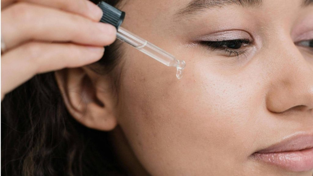 मूंगफली के तेल से त्वचा को मिल सकती है नमी और चमक, जानिए इसके प्रमुख लाभ