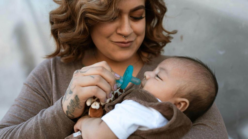 બાળકોના પે ums ામાં દુખાવો થાય છે જ્યારે દાંત બહાર આવે છે, ઘટાડવા માટેની ટીપ્સ જાણો दांत निकलते समय बच्चों के मसूड़ों में होता है दर्द, जानिए कम करने के नुस्खे