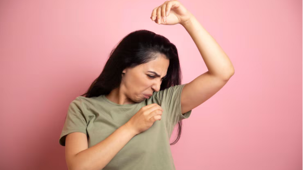 गर्मी में कपड़ों से आने वाली पसीने की दुर्गंध को दूर करने के 5 कारगर नुस्खे