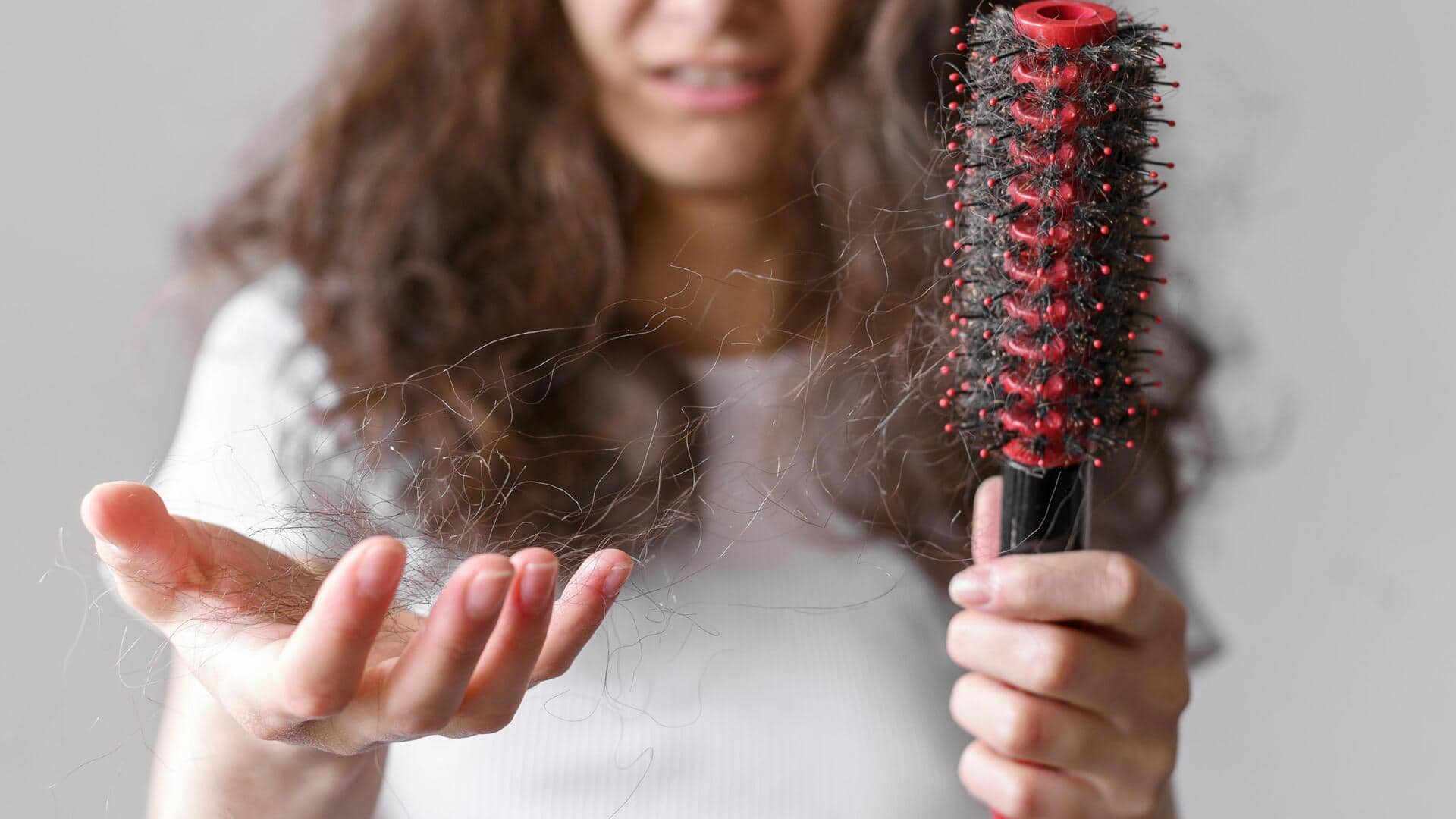बाल झड़ने की समस्या से हैं परेशान? इन घरेलू नुस्खों की मदद से मिलेगा छुटकारा