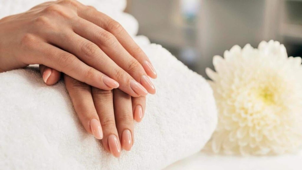 તમારા નખને સ્વસ્થ અને સુંદર બનાવવા માંગો છો? આ 5 ઘરેલુ ઉપાય અજમાવો अपने नाखूनों को स्वस्थ और सुंदर बनाना चाहते हैं? आजमाएं ये 5 घरेलू नुस्खे