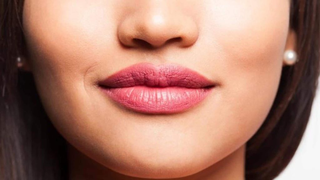 गुलाबी, स्वस्थ और मुलायम होंठ चाहिए? आजमाएं ये 5 आसान और कम खर्चीले घरेलू नुस्खे
