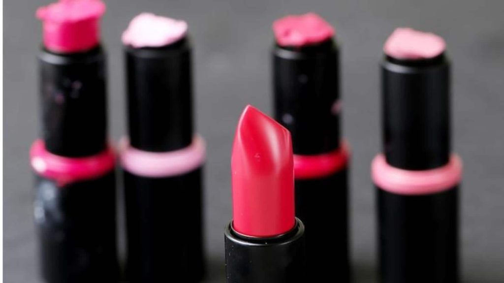 તૂટેલી લિપસ્ટિકને સરળતાથી ઇલાજ કરવા માટે આ પદ્ધતિઓનું પાલન કરો टूटी हुई लिपस्टिक को आसानी से ठीक करने के लिए अपनाएं ये तरीके