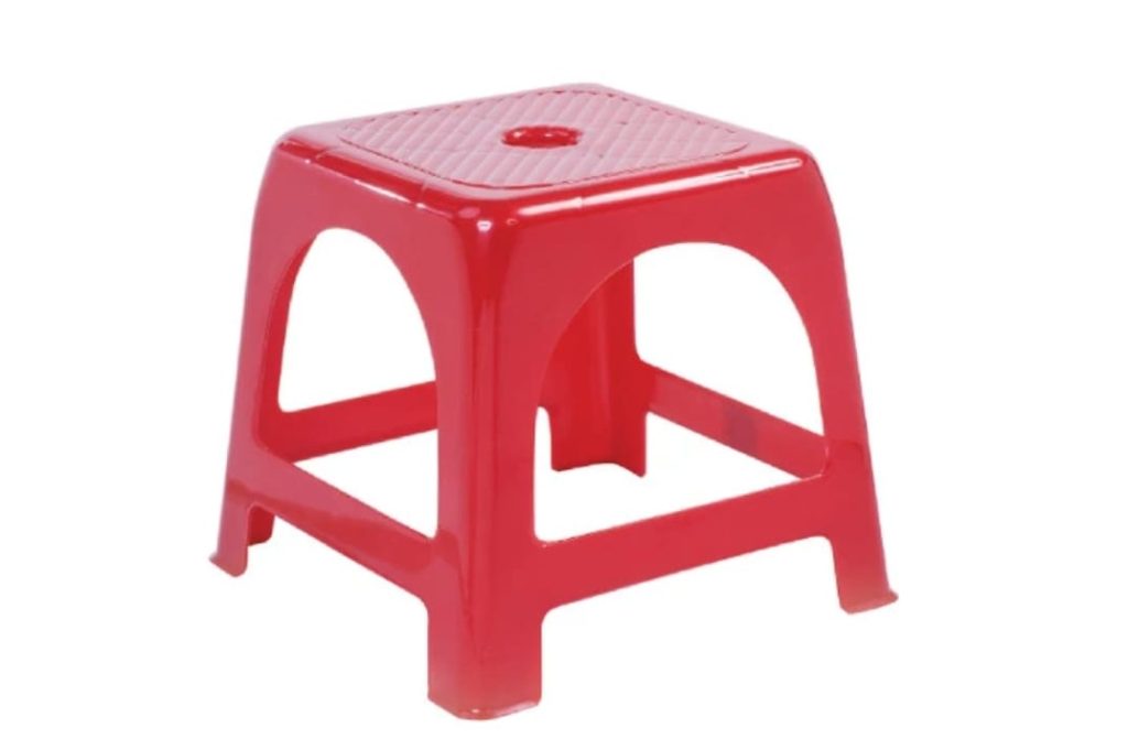 ઘણીવાર તમે પ્લાસ્ટિકના સ્ટૂલમાં કાણું જોયું જ હશે, પરંતુ ક્યારેય વિચાર્યું છે કે આવું કેમ હોય છે.  જાણો કારણ.