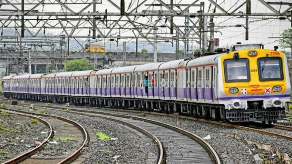 VIral News: मुंबई लोकल में महिला यात्री संग मुस्लिम शख्स ने की हाथापाई, पहले हुई बहस फिर चले लात-घूंसे, वीडियो आया सामने