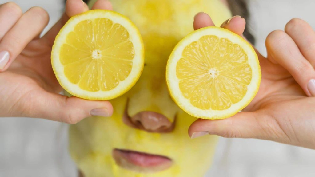 धूप में रहकर टैन हो गई है त्वचा? नींबू से बने ये फेस पैक निखारेंगे चेहरा