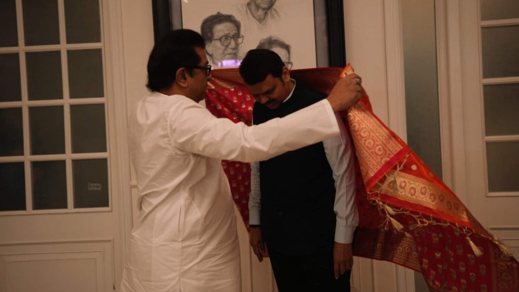 देवेंद्र फडणवीस और राज ठाकरे के बीच डेढ़ घंटे हुई मुलाकात, लग रही हैं कई अटकलें