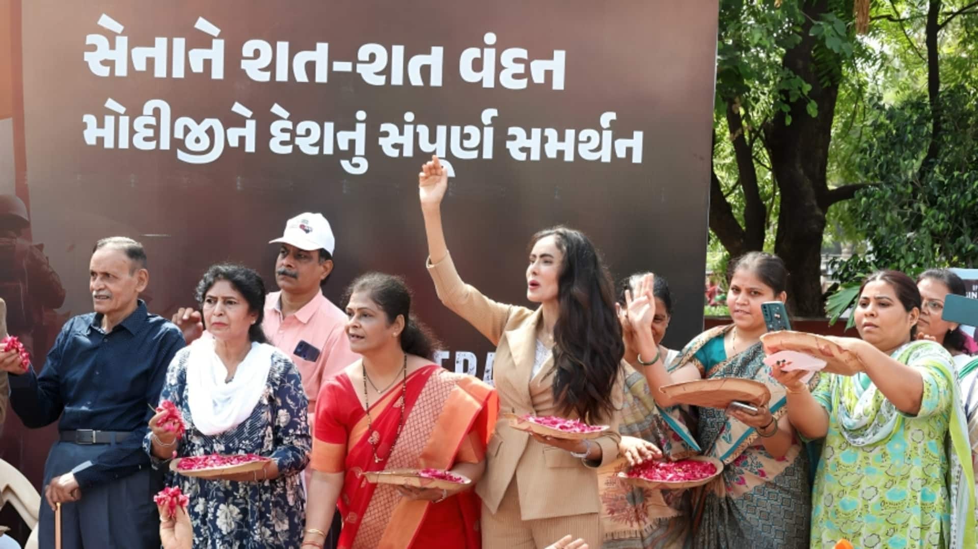 'ऑपरेशन सिंदूर' के बाद गुजरात में मोदी का पहला रोड शो, कर्नल सोफिया का परिवार शामिल