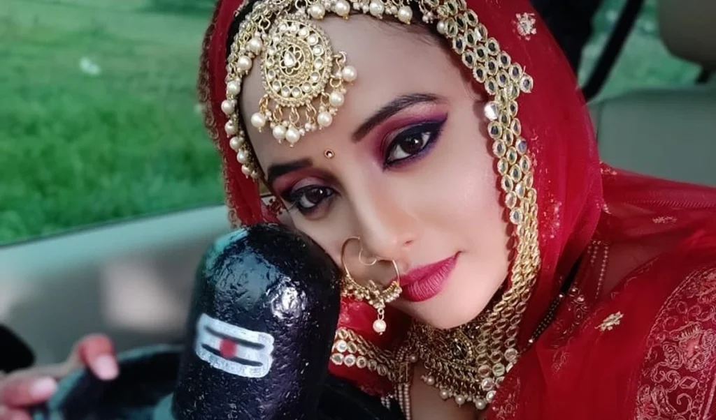 બોલિવૂડ લપેટી | રાણી ચેટર્જી ભગવાન શિવની ભક્તિમાં જોવા મળી હતી, કોઈ પ્રખ્યાત અભિનેત્રી બી સરોજા દેવી