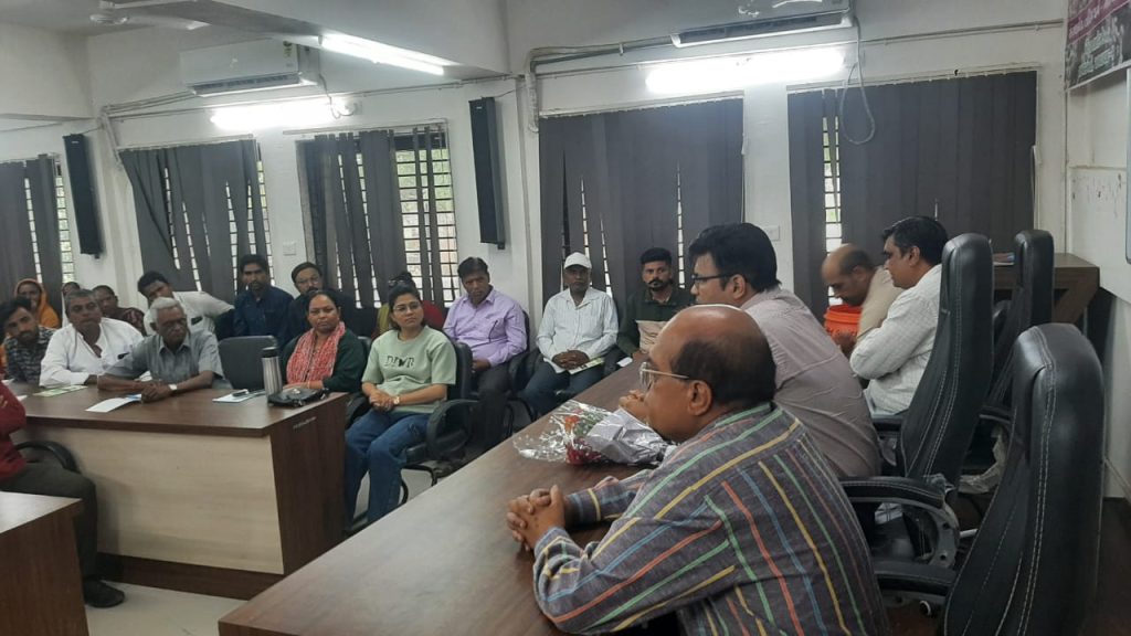 અમદાવાદ જિલ્લા વિકાસ અધિકારીએ ખેડૂતો સાથે પ્રાકૃતિક કૃષિ ઉપર વિગતવાર ચર્ચા કરી માર્ગદર્શન પૂરું પાડ્યું