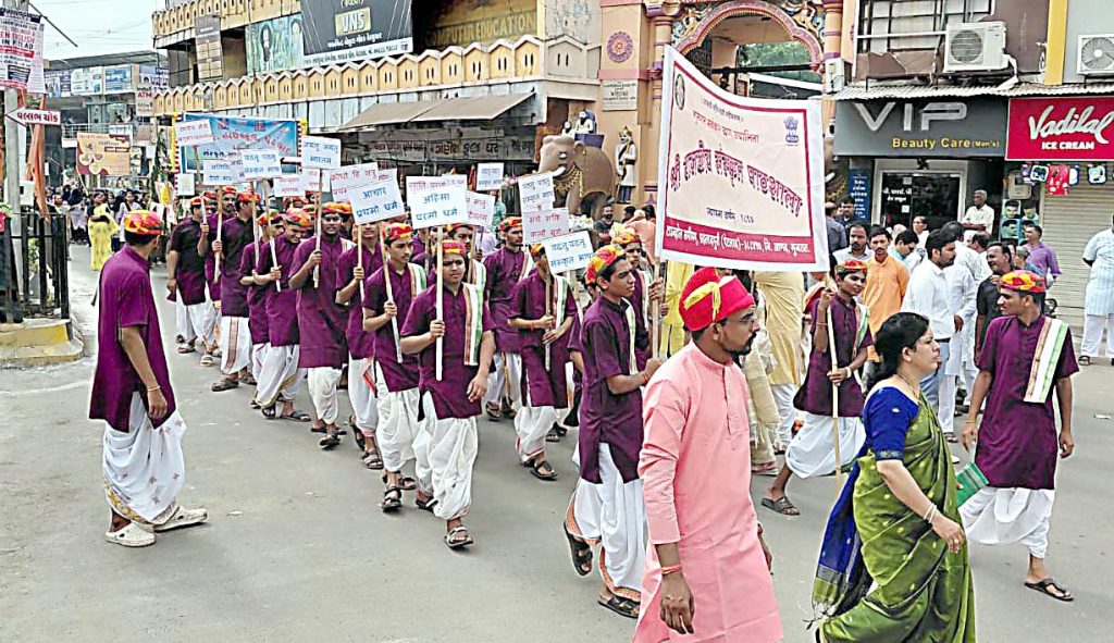 પેટલાદમાં સંસ્કૃત ગૌરવ યાત્રાનું પરિભ્રમણ રાજમાર્ગો શ્લોકોથી ગુંજી ઉઠ્‌યા