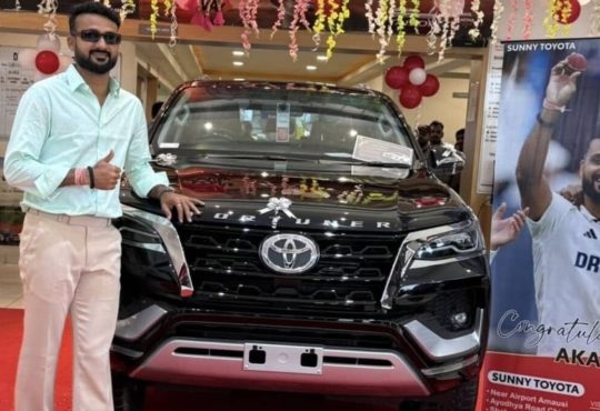क्रिकेटर आकाशदीप को फॉर्च्यूनर बेचने वाले शोरूम की मुश्किलें बढ़ गई हैं।...