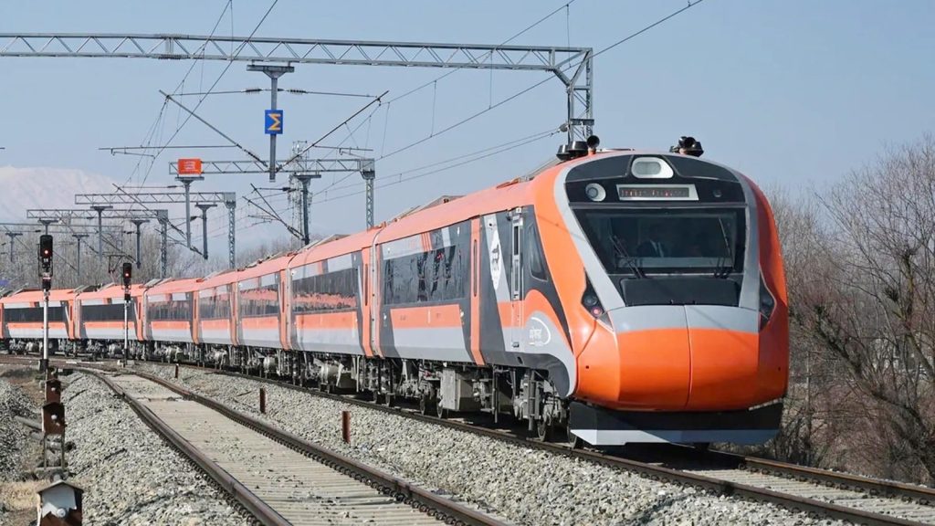 Vande Bharat: इस वंदे भारत ट्रेन में 8 कोच होंगे। एक एग्जिक्युटिव चेयर कार (EC) और 7...