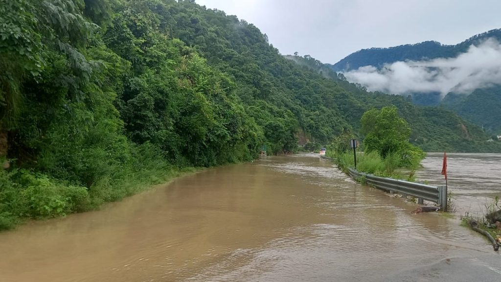 अलकनंदा नदी का पानी सड़क पर बह रही है. बद्रीनाथ हाईवे अलकनंदा नदी में पूरी...