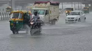 दिल्ली में बारिश के चलते कई इलाकों में जलभराव