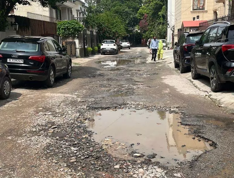 દિલ્હી: ખાડાઓનાં રસ્તાઓ: સફાર નહીં, જોખમનું આમંત્રણ Delhi: गड्ढों वाली सड़कें: सफर नहीं, खतरे का न्योता