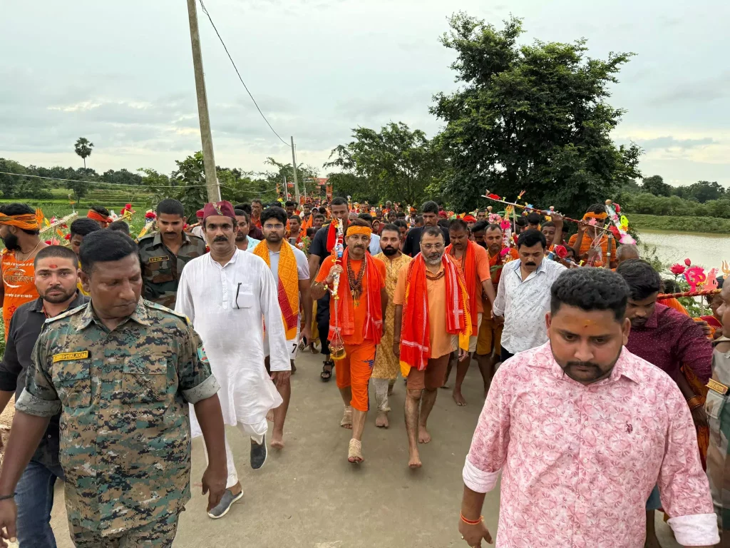 105 किमी की कांवड़ यात्रा पूरी कर देवघर पहुंचे मनोज तिवारी, बाबा बैद्यनाथ को किया जलाभिषेक