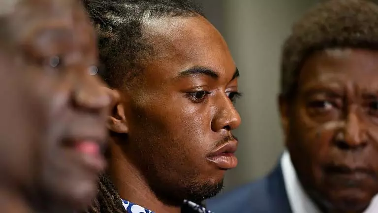 ફ્લોરિડામાં કાળા વિદ્યાર્થીની ધરપકડથી પોલીસ રેકોર્ડિંગના ફાયદાઓ બહાર આવ્યા फ्लोरिडा में अश्वेत छात्र की गिरफ्तारी से पुलिस रिकॉर्डिंग के फायदे उजागर