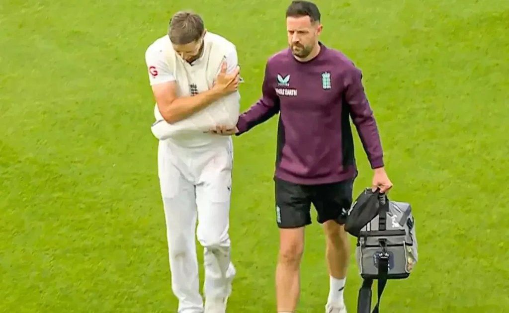 बेन स्टोक्स ने कंधे की चोट के बावजूद बल्लेबाजी के लिए उतरे क्रिस वोक्स के समर्पण की सराहना की