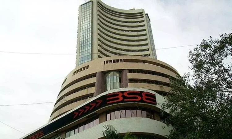 रूसी तेल आयात पर ट्रम्प की टैरिफ धमकी के बीच निफ्टी-सेंसेक्स सपाट खुले