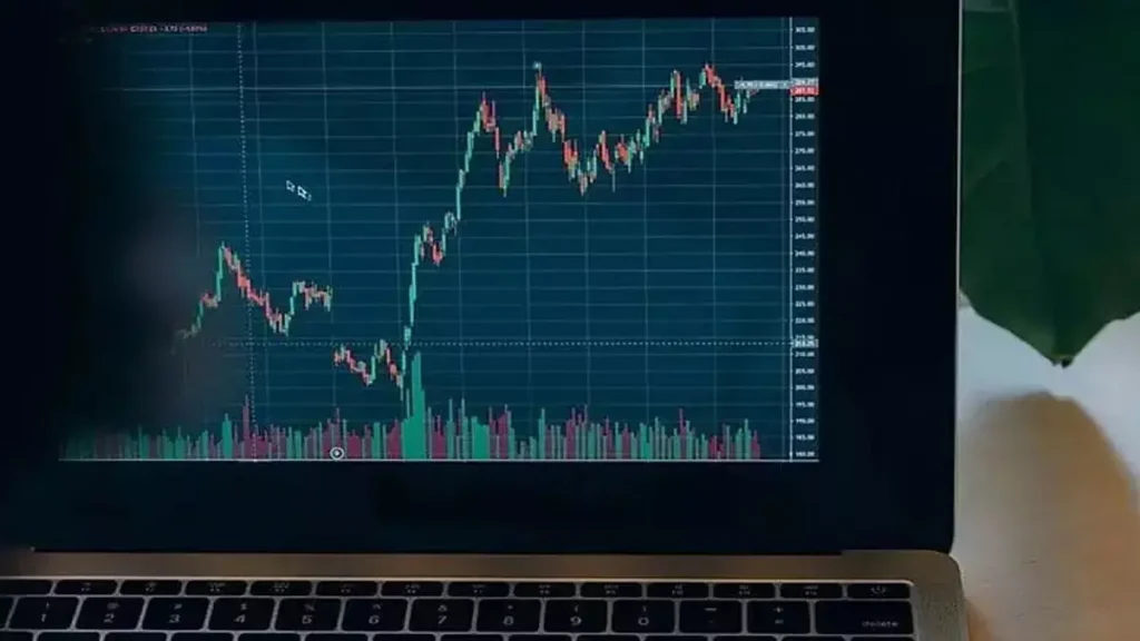 ट्रंप की नई टैरिफ धमकी के बीच सेंसेक्स और निफ्टी में गिरावट
