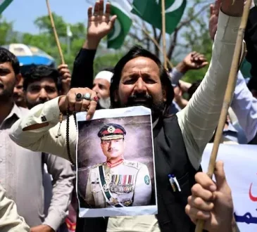 Pakistan के सबसे ताकतवर व्यक्ति के खिलाफ गुस्सा कैसे उबल रहा है?
