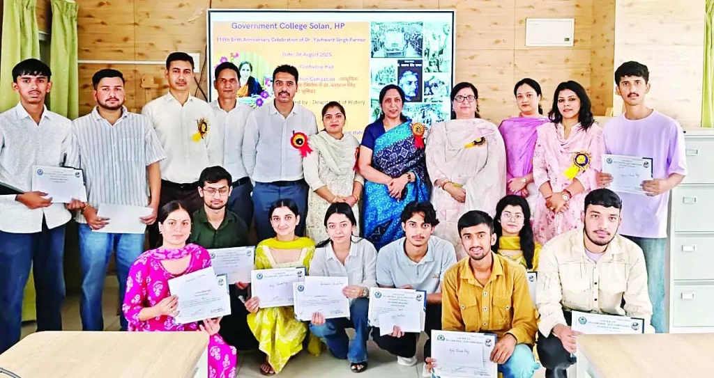 भाषण प्रतियोगिता में पारुल फस्र्ट, साक्षी सेकेंड