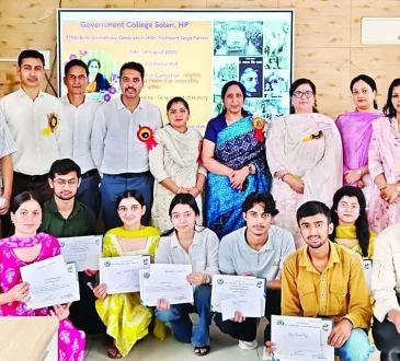 भाषण प्रतियोगिता में पारुल फस्र्ट, साक्षी सेकेंड