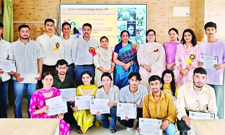 भाषण प्रतियोगिता में पारुल फस्र्ट, साक्षी सेकेंड