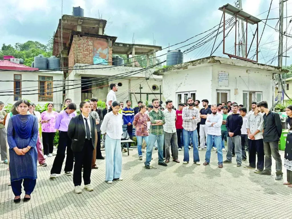 સોલનમાં સરકારની જોબ ટ્રેની નીતિનો વિરોધ કર્યો सोलन में सरकार की जॉब ट्रेनी नीति का किया विरोध