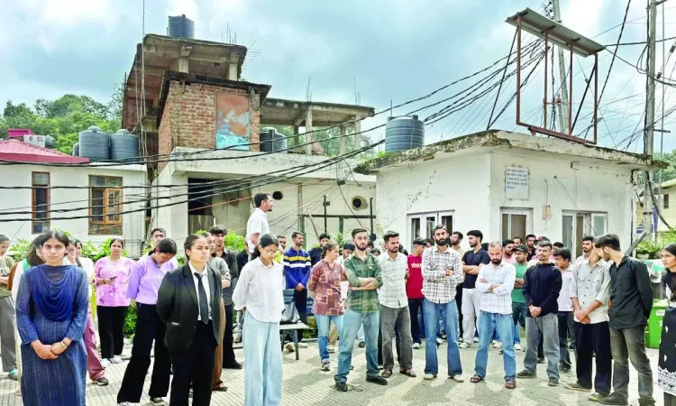 सोलन में सरकार की जॉब ट्रेनी नीति का किया विरोध
