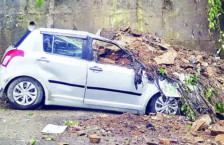 ખલીનીમાં દફનાવવામાં આવેલી કાર, ઘણી જગ્યાએ ભૂસ્ખલન खलीणी में कार दबी, कई जगह लैंडस्लाइड