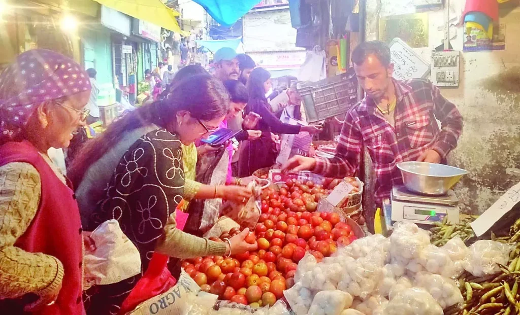 टमाटर 80 के पार, मटर और फ्रांसवीन के भी बढ़े तेवर