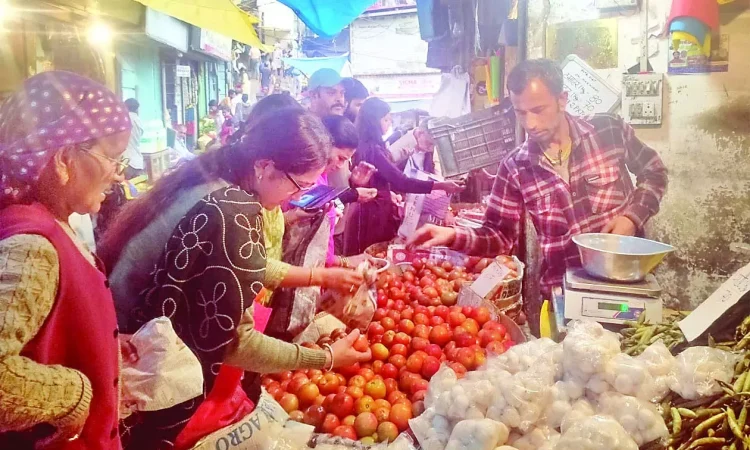 टमाटर 80 के पार, मटर और फ्रांसवीन के भी बढ़े तेवर