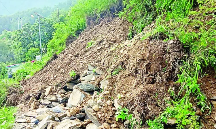 बगढ़ार के धार में लोगों में बढऩे लगी दिक्कत, डर के साये में रातें काट रहे ग्रामीण