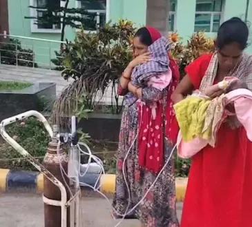 स्वास्थ्य सेवाओं की पोल खोलती तस्वीर, नवजातों के लिए ऑक्सीजन भी साझा