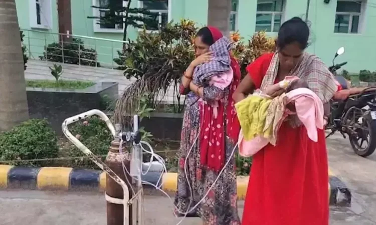 स्वास्थ्य सेवाओं की पोल खोलती तस्वीर, नवजातों के लिए ऑक्सीजन भी साझा