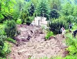 निरमंड के कुशवा गांव में पहाड़ दरकने से तीन मकान जमींदोज