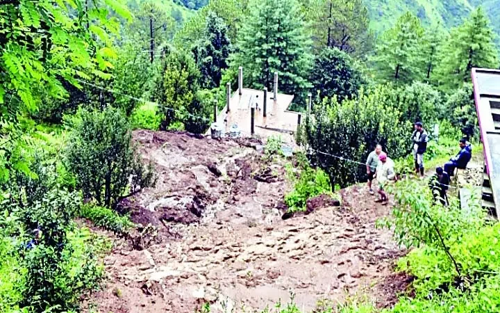 निरमंड के कुशवा गांव में पहाड़ दरकने से तीन मकान जमींदोज