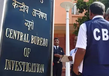 CBI ने अधिकारी को 50 हजार की रिश्वत लेते हुए रंगे हाथ पकड़ा