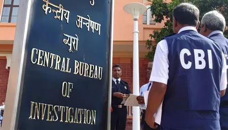 CBI ने अधिकारी को 50 हजार की रिश्वत लेते हुए रंगे हाथ पकड़ा