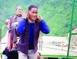 पालकी में ढोया मरीज, खेतों में सड़ रहीं फसलें