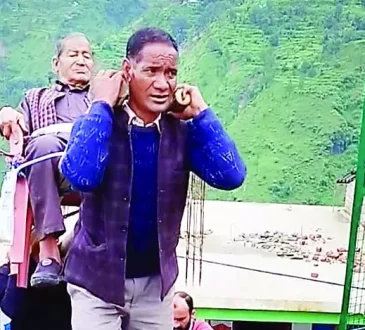 पालकी में ढोया मरीज, खेतों में सड़ रहीं फसलें