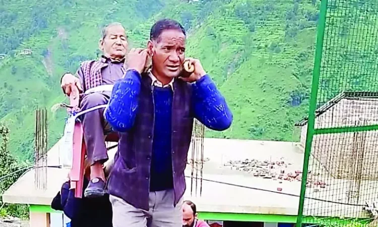 पालकी में ढोया मरीज, खेतों में सड़ रहीं फसलें