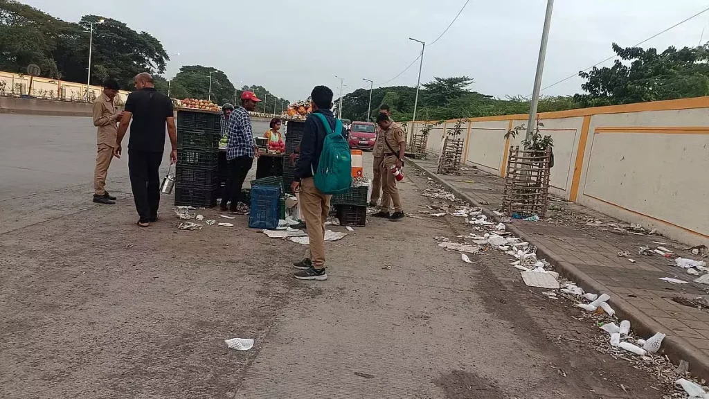 वाकडेवाड़ी–खड़की के बीच फुटपाथ बना कूड़ाघर, अतिक्रमण पर प्रशासन मौन